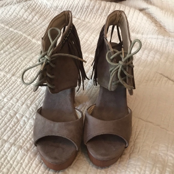 NIB- Mi.iM Pavlina Lace Up Fringe Chunky Heels - Picture 4 of 8